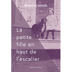 La petite fille en haut de l'escalier