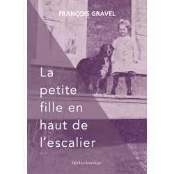 La petite fille en haut de l’escalier